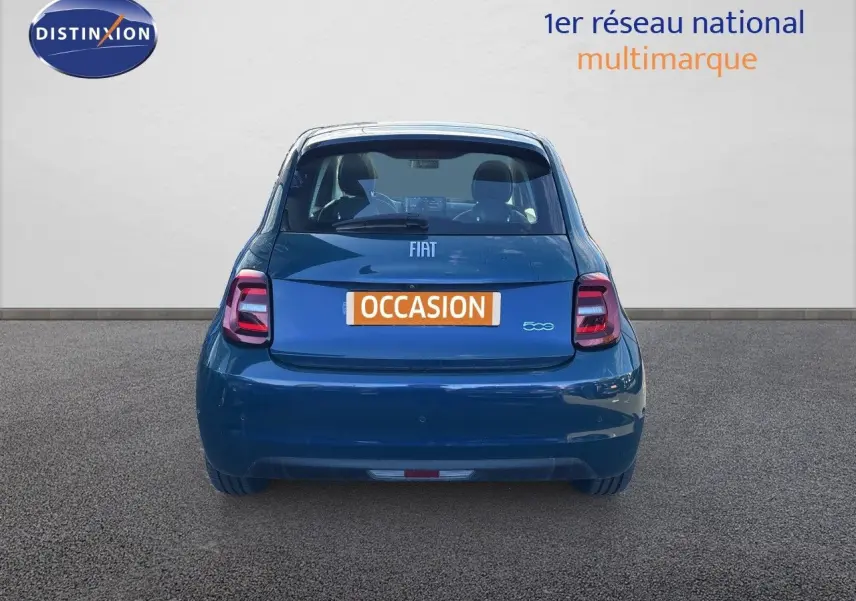 Vue arrière d'une Fiat 500 électrique 2023 en vert océan métal, avec feux arrière modernes et plaque "OCCASION".
