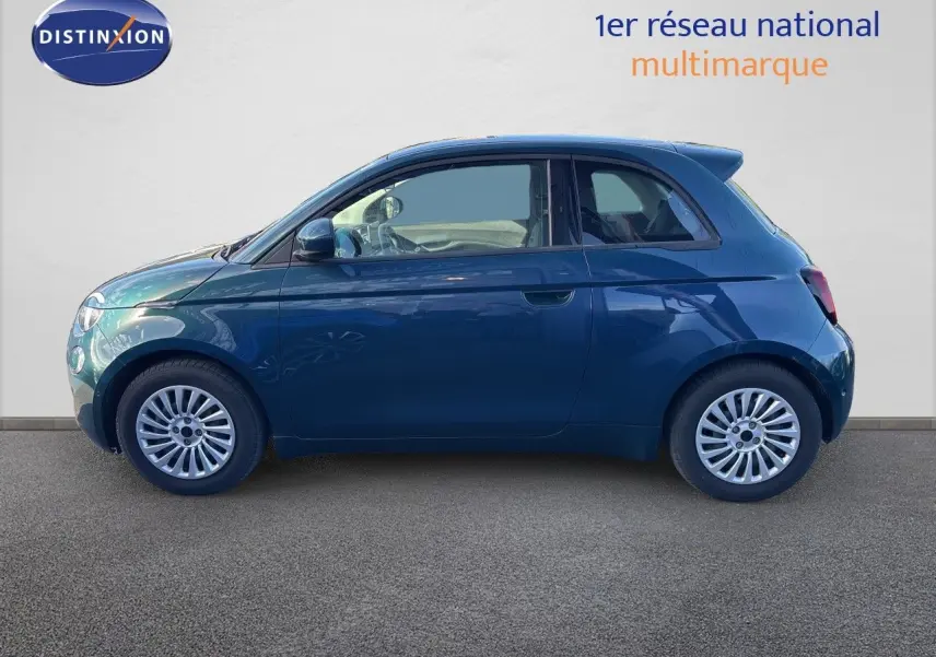 Profil droit de la Fiat 500 électrique 118ch 2023 en vert océan métal, avec jantes alliage et carrosserie lisse.
