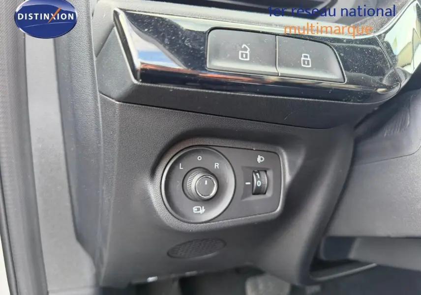 Gros plan sur les commandes de réglage des rétroviseurs et des phares du MG3 1.5 Hybrid 2024 en Cosmic Silver.