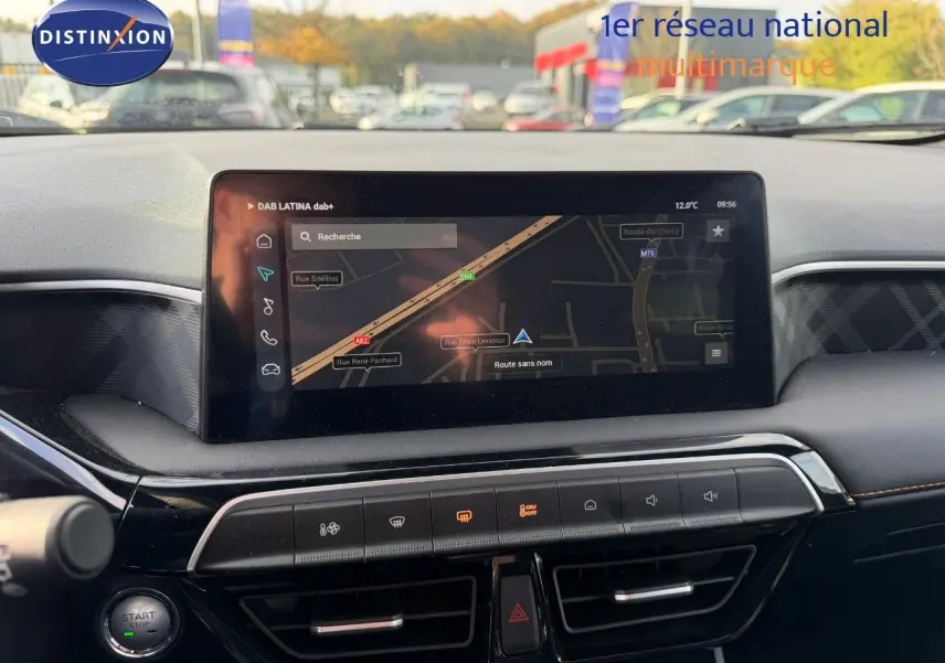 Tableau de bord de MG3 1.5 Hybrid 195ch Luxury 2024 avec écran tactile GPS et commandes climatisation en noir.