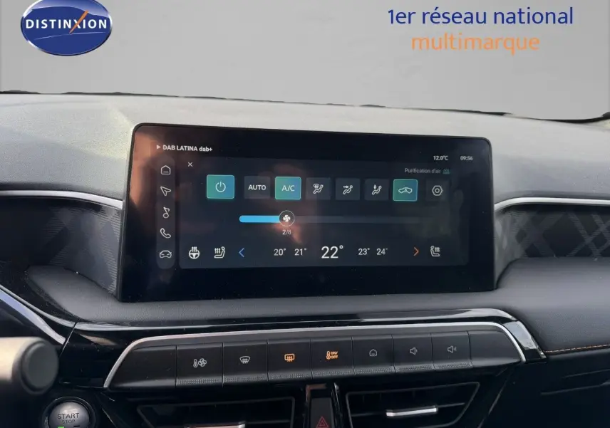 Écran tactile central du tableau de bord du MG3 1.5 Hybrid 2024, affichant la climatisation automatique.