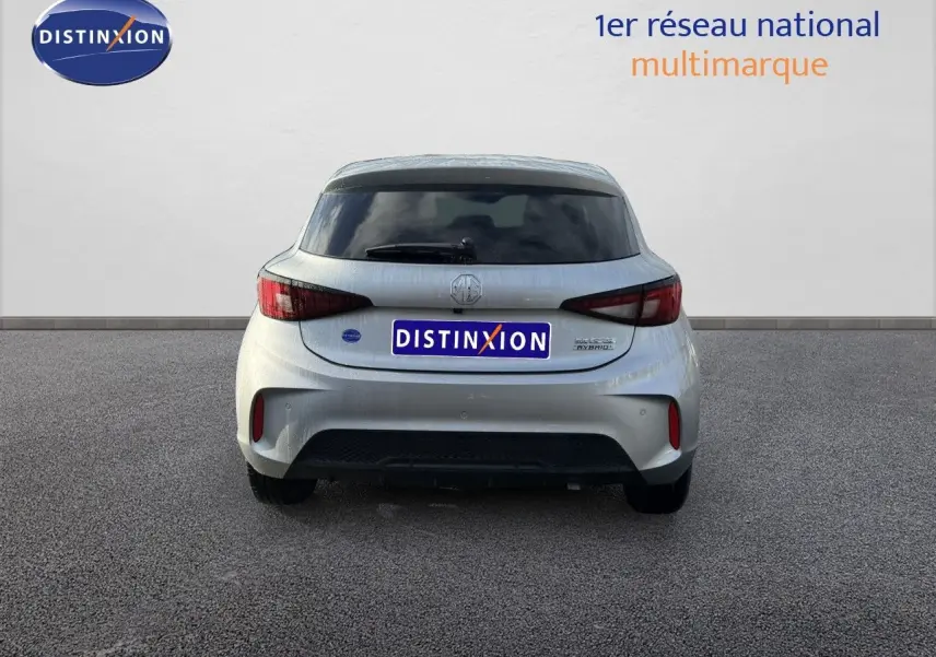 Vue arrière d'une MG3 1.5 Hybrid 195ch Luxury en Cosmic Silver Metal, avec feux arrière distinctifs et logo MG visible.