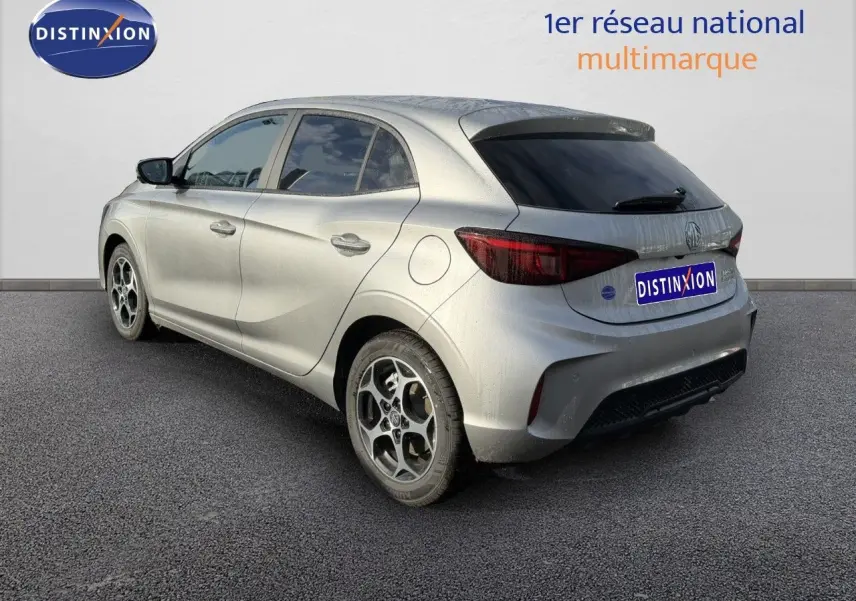 Vue 3/4 arrière droite de la MG3 1.5 Hybrid 195ch Luxury 2024 en Cosmic Silver Metal avec jantes biton et vitres teintées.