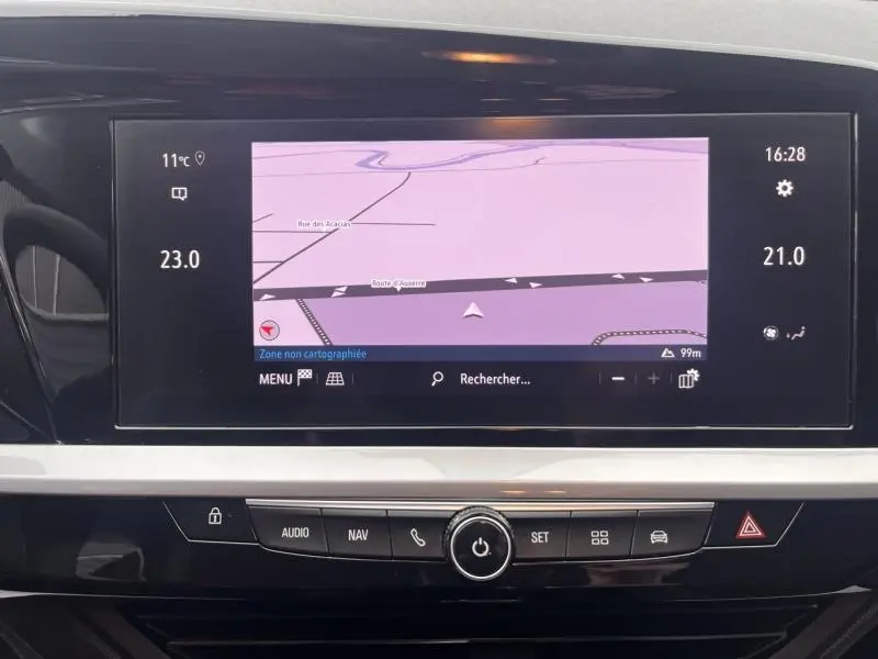 Écran tactile central affichant la navigation GPS dans l'habitacle de l'Opel Grandland gris Kontrast Métallisé.