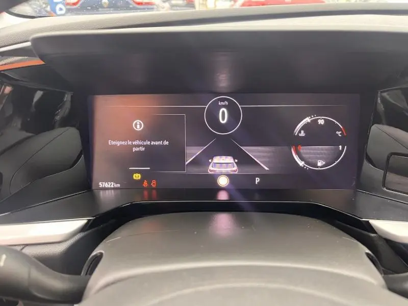 Tableau de bord numérique de l'Opel Grandland 2023 affichant la vitesse à 0 km/h et un message d'alerte.