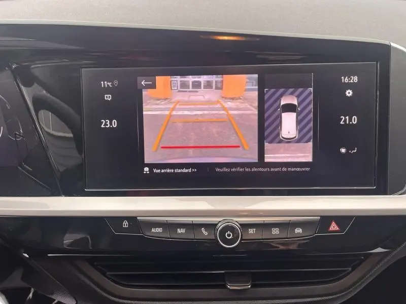 Vue de l'écran tactile central de l'Opel Grandland gris Kontrast, affichant la caméra de recul et l'aide au stationnement.