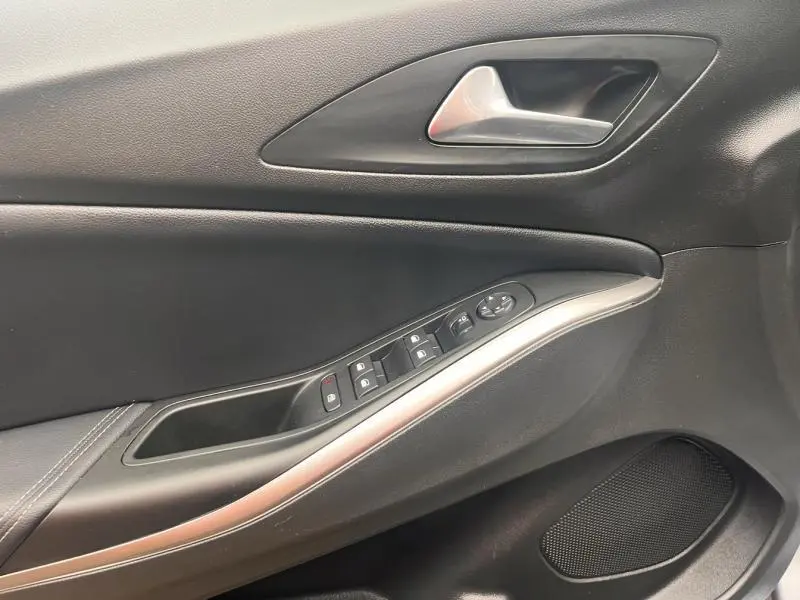 Détail de la porte côté conducteur de l'Opel Grandland 2023, avec commandes électriques et insert argenté.