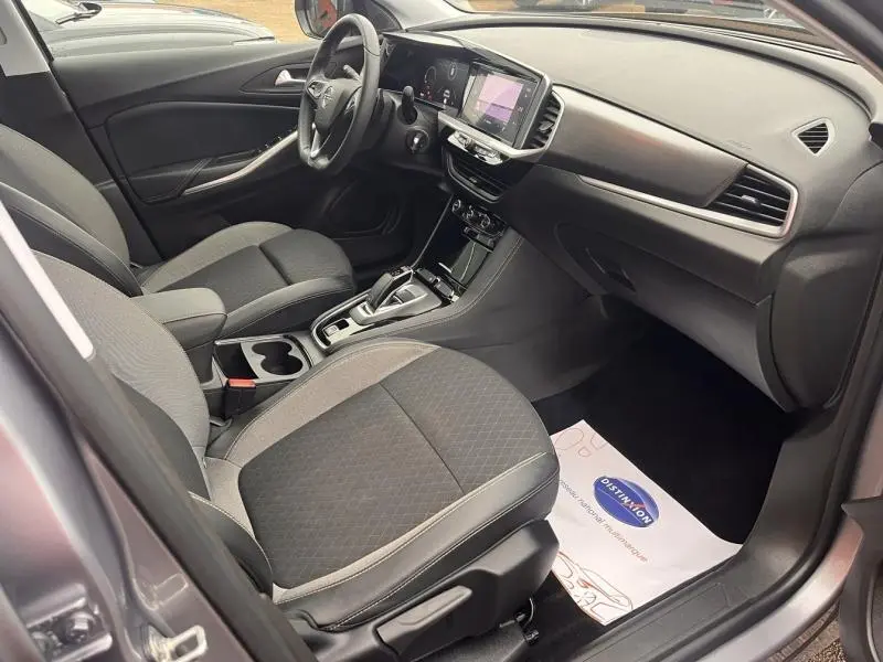 Intérieur côté passager de l’Opel Grandland gris Kontrast, sièges tissu noir et console centrale avec écran tactile.