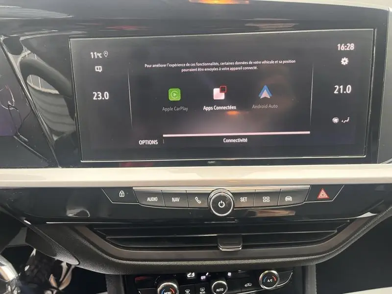 Écran tactile central du tableau de bord de l’Opel Grandland 2023 avec interface Apple CarPlay et Android Auto.
