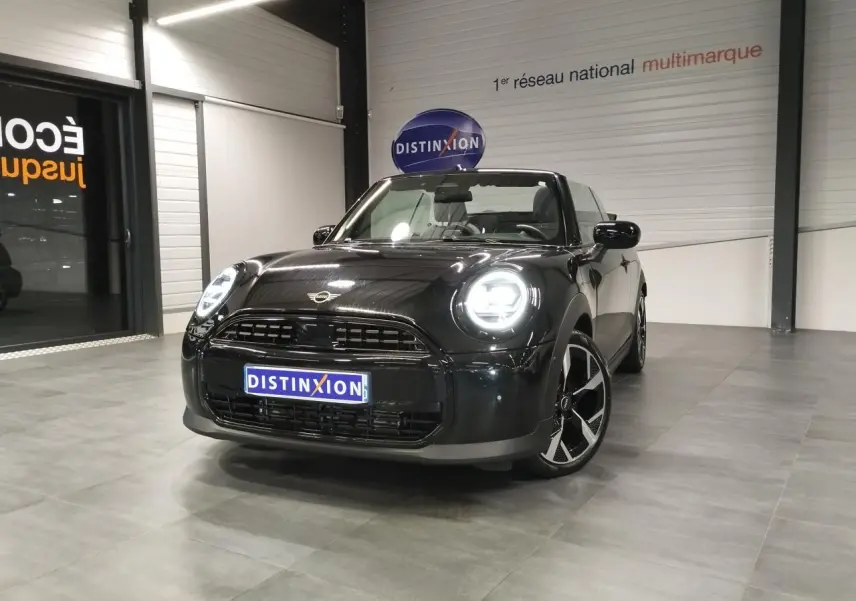 MINI Cabriolet noir vue 3/4 avant droit, phares LED allumés, jantes 16 pouces design 4-Square Spoke.