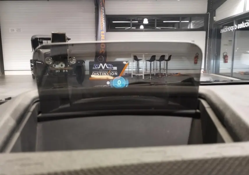 Vue intérieure du tableau de bord avec affichage tête haute numérique sur MINI Cabriolet noir 2025.