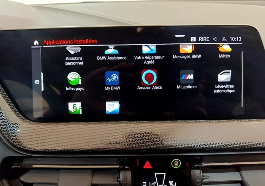 Écran tactile central de la BMW Série 1 118i Edition Sport 2023 affichant les applications installées.