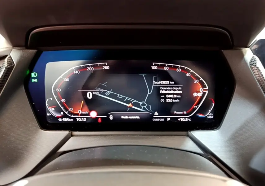 Tableau de bord numérique de BMW Série 1 118i Edition Sport affichant la navigation 3D et les données de conduite.