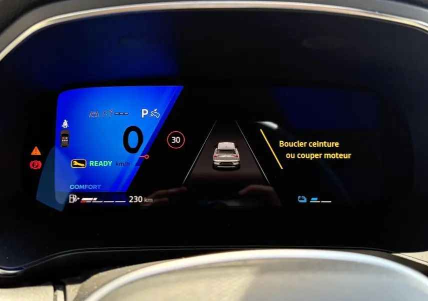 Tableau de bord numérique de la Renault SYMBIOZ E-Tech, affichage vitesse, assistance et alertes en mode confort.