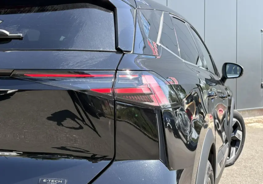Vue 3/4 arrière droite de la Renault SYMBIOZ E-Tech Full Hybrid 2025 en noir étoile avec feux arrière LED distinctifs.