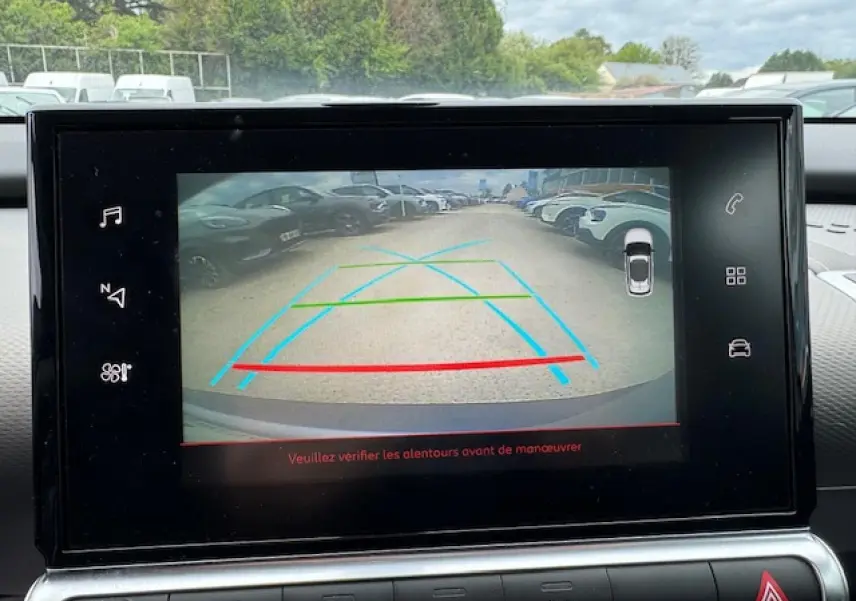 Écran de caméra de recul du Citroën C4 Cactus gris clair montrant les lignes d’aide au stationnement arrière.