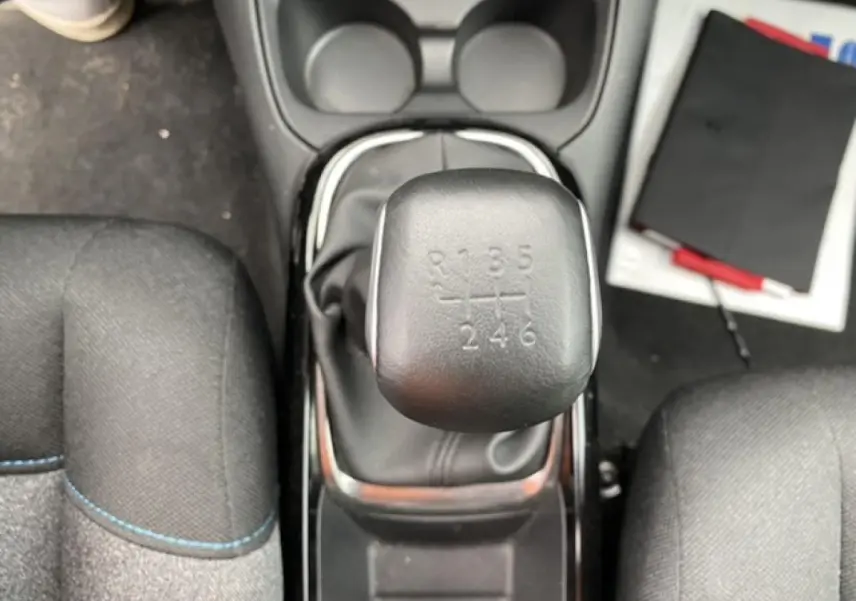 Le levier de vitesses manuel en gros plan dans l'habitacle d'une Citroën C4 Cactus gris clair de 2020.
