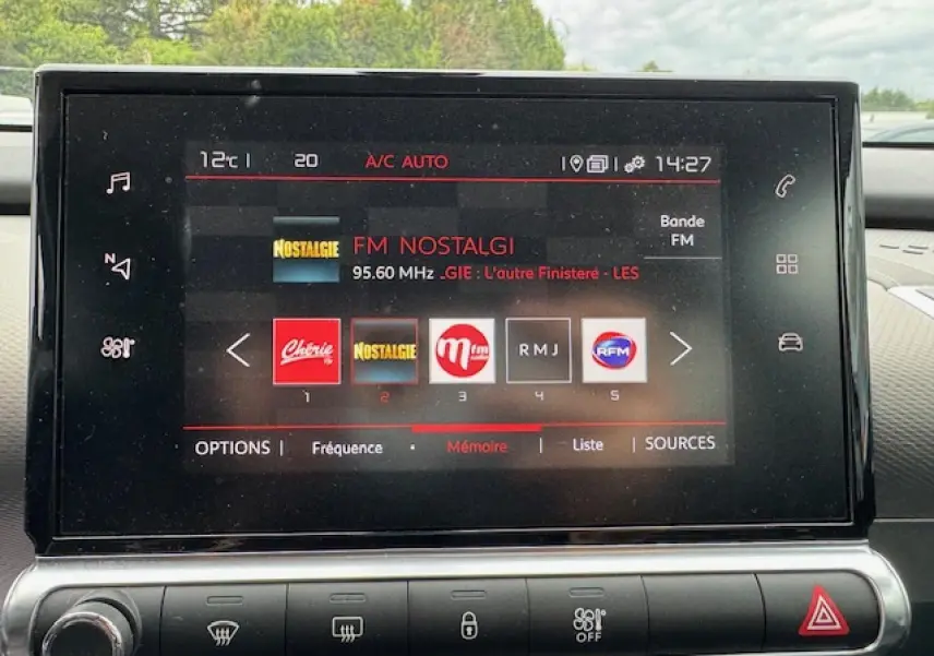 Écran tactile central du tableau de bord du Citroën C4 Cactus 2020 affichant la radio FM Nostalgie.