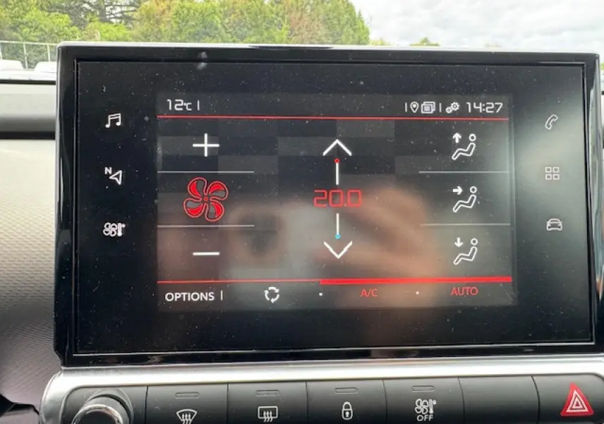 Écran tactile central du tableau de bord du Citroën C4 Cactus 2020 montrant la climatisation réglée à 20°C.