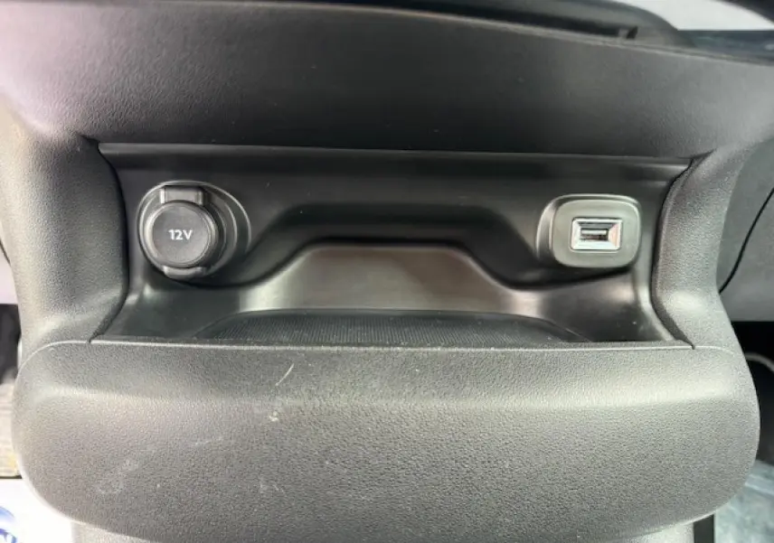 Prise 12V et port USB intégrés dans la console centrale noire du Citroën C4 Cactus 2020.