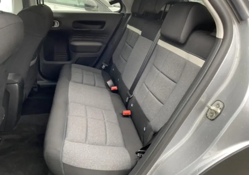 Vue intérieure côté droit montrant la banquette arrière grise du Citroën C4 Cactus 2020 finition Shine.