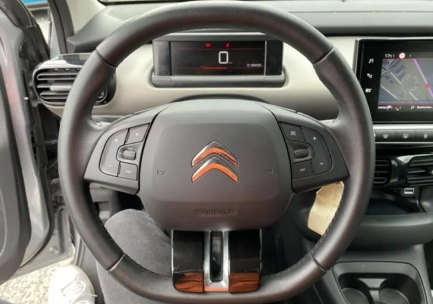 Vue intérieure centrée sur le volant noir de la Citroën C4 Cactus 2020, avec tableau de bord numérique et écran tactile visible.