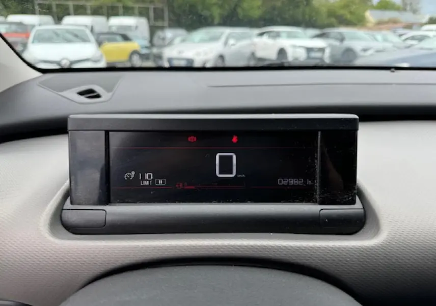 Tableau de bord numérique du Citroën C4 Cactus 2020, affichage centralisé et moderne, intérieur clair.