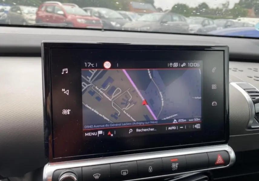 Écran tactile central du Citroën C4 Cactus 2020 affichant la navigation, vu de face à l'intérieur du véhicule.