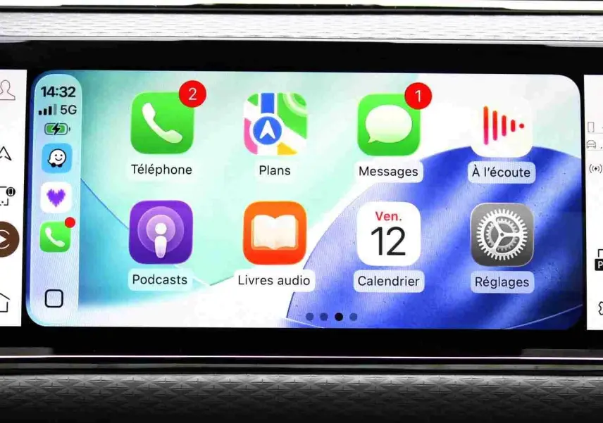 Gros plan sur la roue arrière droite du Range Rover Evoque gris métal 2023, mettant en valeur la jante alliage design.