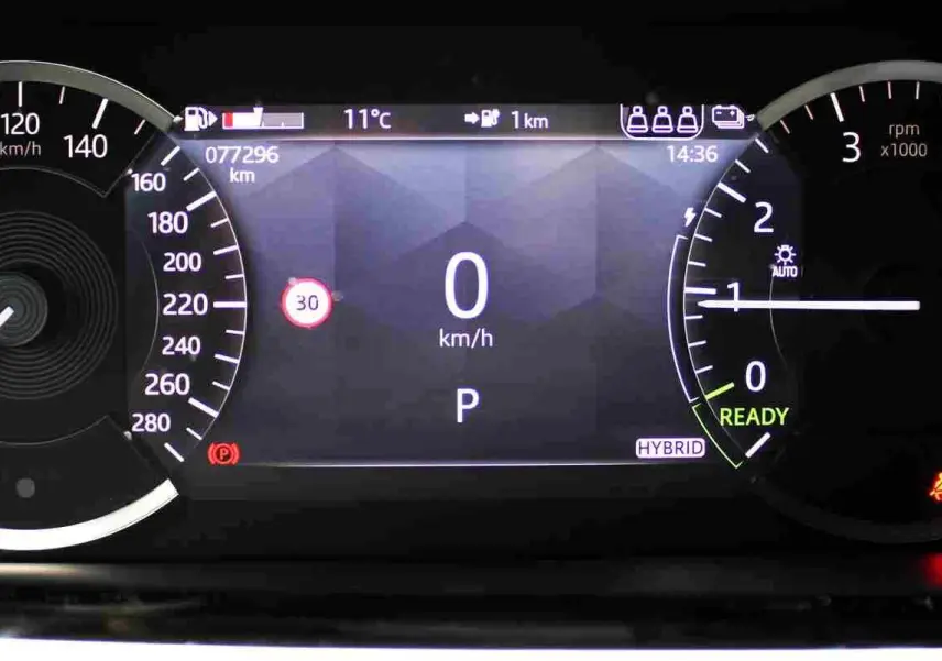 Gros plan sur la roue arrière droite du Range Rover Evoque gris métal 2023, mettant en valeur la jante alliage distinctive.