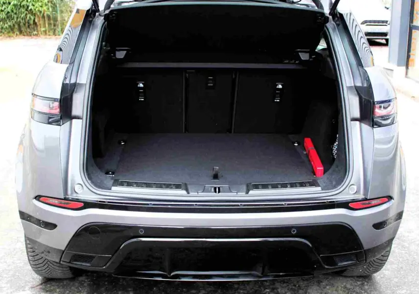 Gros plan sur la roue avant droite gris métal du Range Rover Evoque 2023, mettant en valeur la jante alliage distinctive.