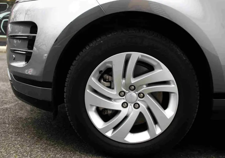 Vue arrière d'un Range Rover Evoque gris métal 2023 avec coffre ouvert et intérieur de coffre vide.