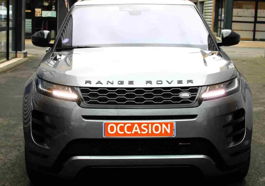 Gros plan sur les commandes de réglage électrique du siège avant du Range Rover Evoque 2023, finition Air Dynamic.