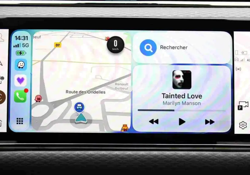 Vue intérieure du tableau de bord du Range Rover Evoque 2023, écran tactile affichant les réglages hybrides et la silhouette grise du véhicule.