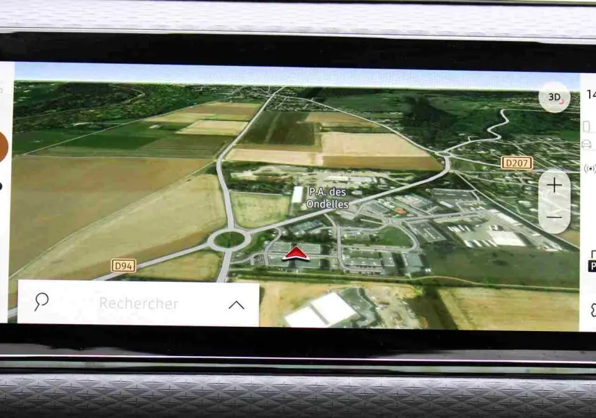 Écran tactile du tableau de bord montrant un Range Rover Evoque gris métal en vue latérale droite, mode confort sélectionné.