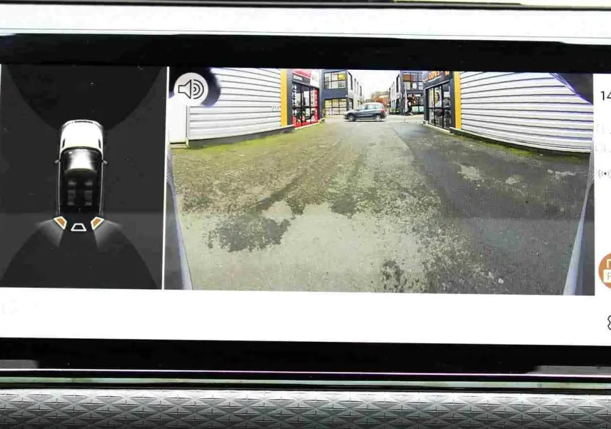 Écran tactile central du Range Rover Evoque 2023 affichant la liste des stations radio DAB, interface claire et moderne.