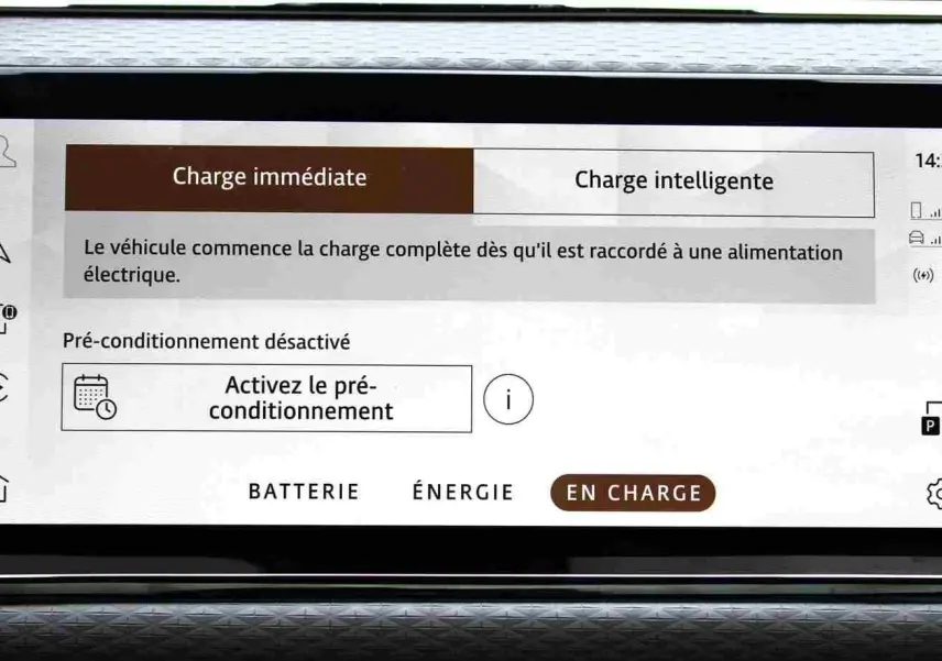 Écran tactile intérieur du Range Rover Evoque 2023 montrant la navigation 3D avec carte détaillée en couleur.