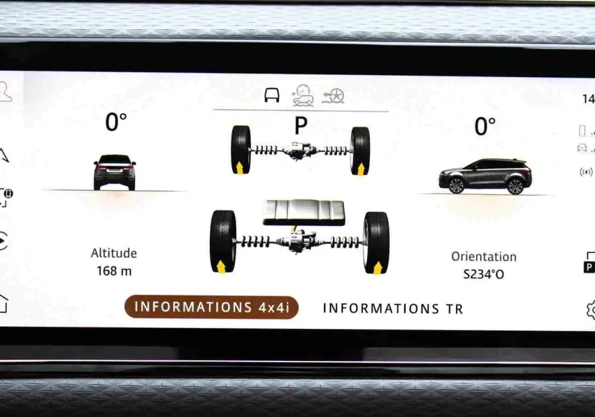 Vue écran intérieur du système de caméra 360° du Range Rover Evoque 2023 gris métal, affichant l'arrière et la top-view.