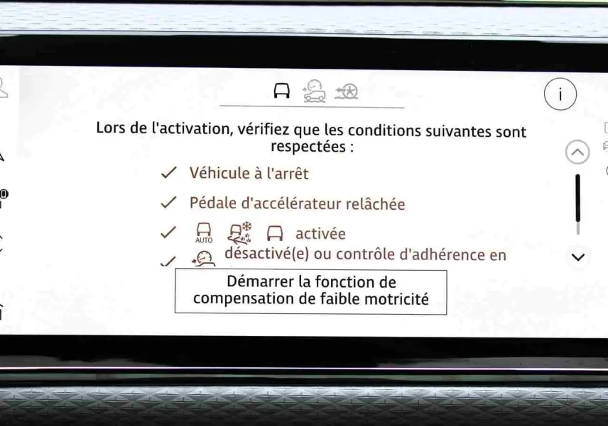 Écran central du Range Rover Evoque 2023 gris métal montrant le mode hybride activé et l'autonomie énergétique.