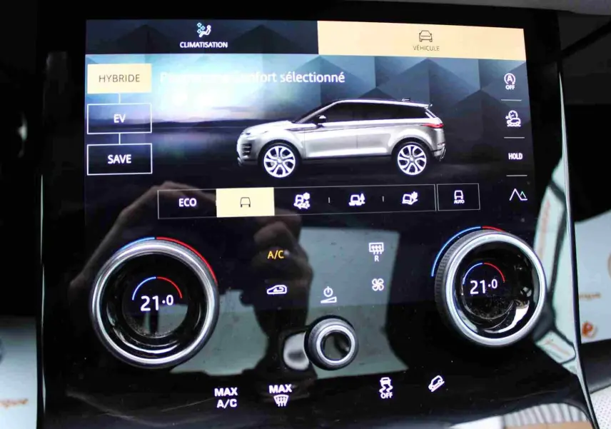 Écran tactile montrant le Range Rover Evoque gris métal 2023 en profil gauche et face avec dimensions et angles d’attaque.