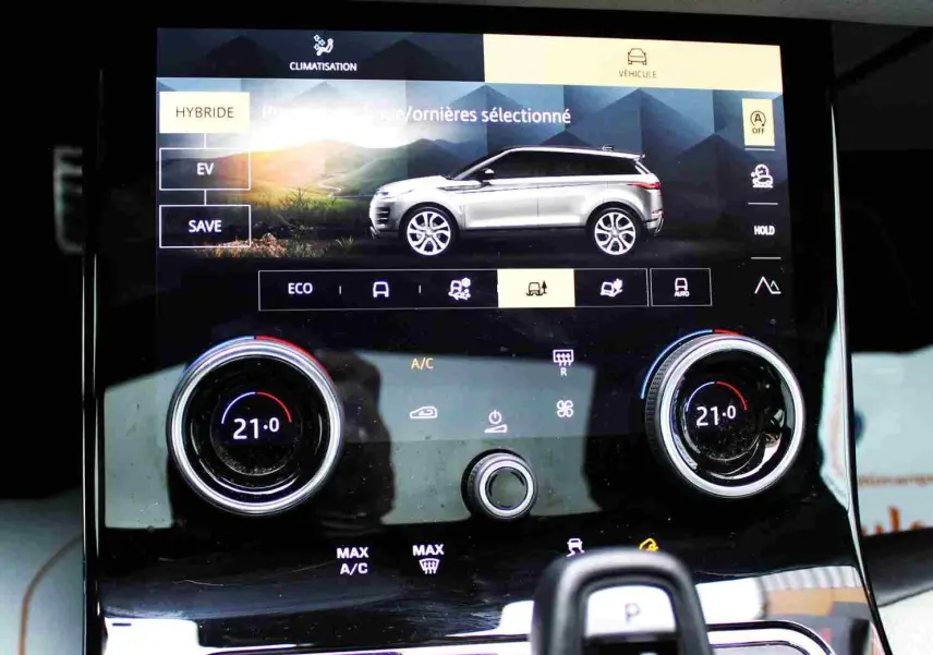 Écran tactile central du Range Rover Evoque 2023 gris métal, affichant navigation, téléphone et média.