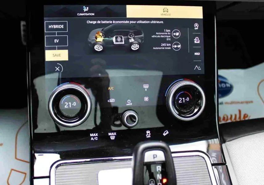 Écran tactile central du Range Rover Evoque 2023 gris métal, affichant les options de navigation et connectivité.