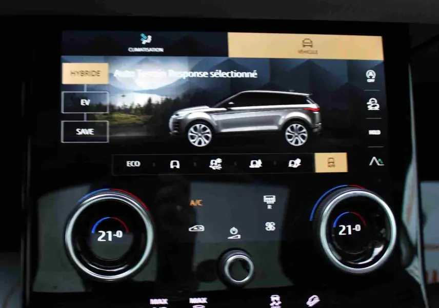 Tableau de bord numérique du Range Rover Evoque hybride 2023 affichant vitesse, régime moteur et autonomie.