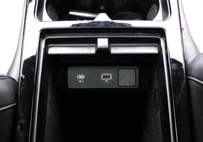 Gros plan sur le volant gris clair et les commandes numériques du tableau de bord du Range Rover Evoque hybride 2023.