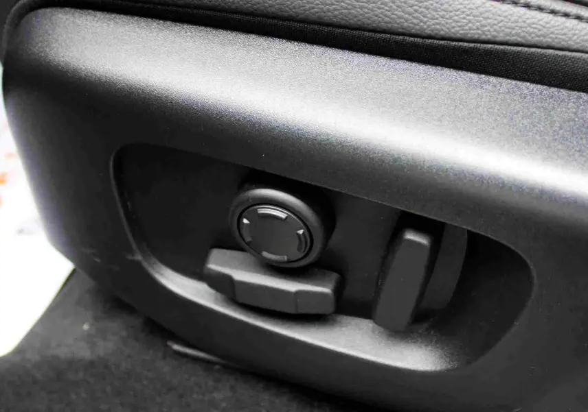 Écran tactile intérieur montrant le profil gris métal du Range Rover Evoque hybride rechargeable en vue latérale droite.