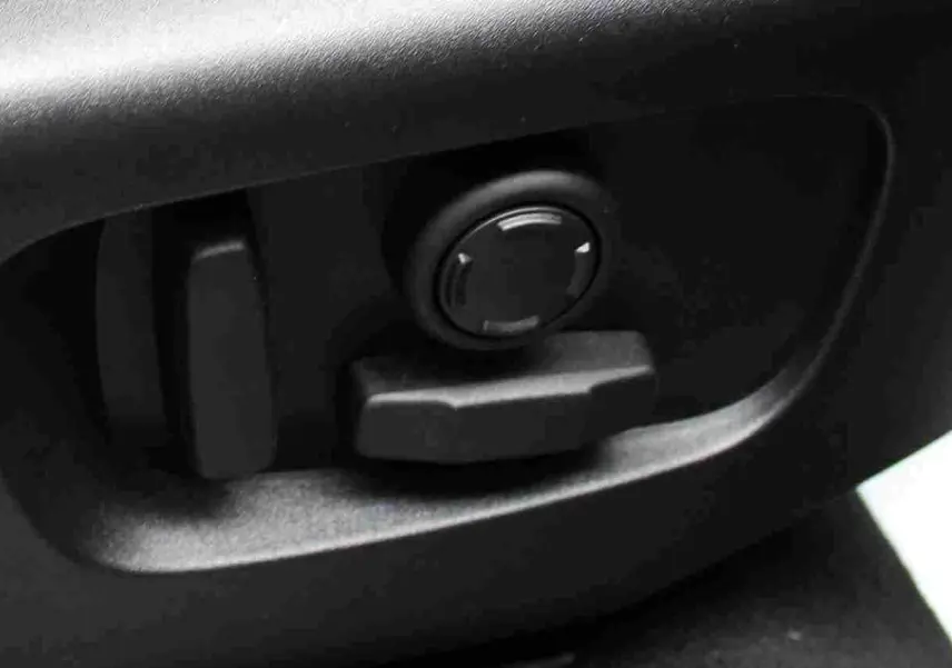 Gros plan sur la console centrale du Range Rover Evoque gris métal 2023, affichant l’écran tactile et le levier de vitesses.