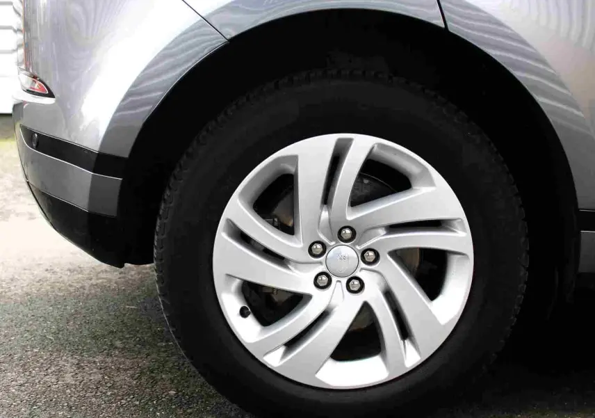 Écran tactile intérieur montrant le profil gris métal du Range Rover Evoque hybride rechargeable, avec commandes climatisation à 21°C.