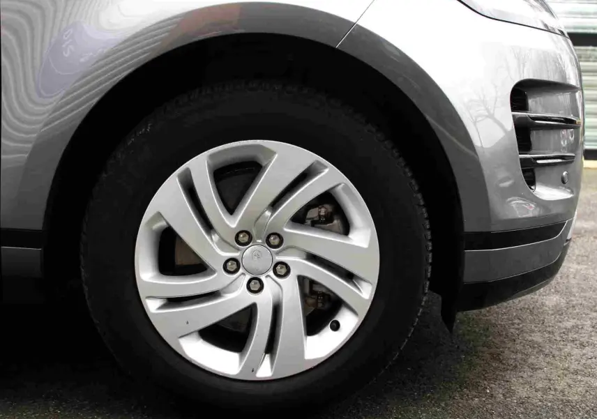 Vue partielle depuis l'intérieur montrant le toit ouvrant d'un Range Rover Evoque gris métal 2023.