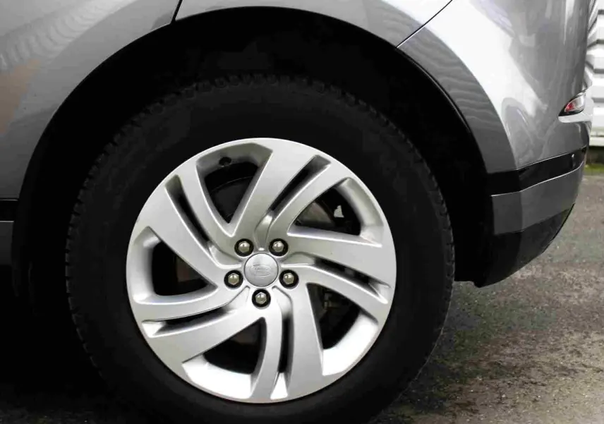 Vue intérieure du toit ouvrant panoramique du Range Rover Evoque gris métal 2023, version hybride rechargeable.