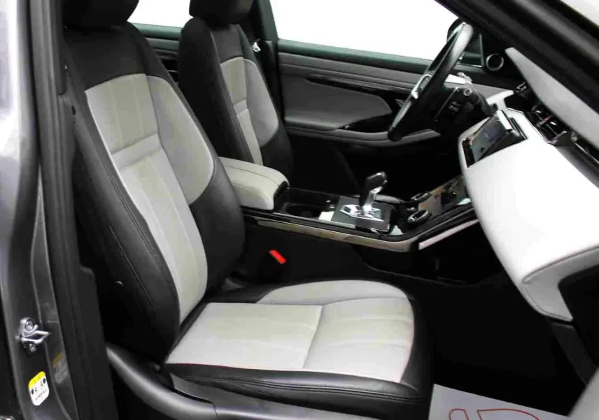 Vue arrière d'un Range Rover Evoque gris métal 2023 avec logo Land Rover et plaque "OCCASION" visible.